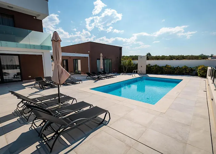 Luxurious In With Sauna 브르시